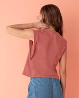 Camiseta manga sisa cuello redondo y estampado en frente#color_a89-terracota