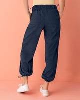Pantalón tipo jogger con elásticos en cintura y botas regulables#color_294-azul-oscuro