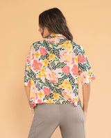 Blusa manga corta con cuello solapa y botones funcionales#color_110-rosado-estampado