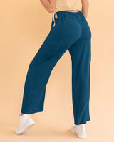 Pantalón tipo cargo con elástico en cintura ajustable#color_024-azul-oscuro