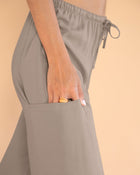 Pantalón tipo cargo con elástico en cintura ajustable