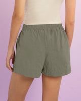 Short corto con elástico y tira para ajustar en cintura#color_171-verde-medio-militar