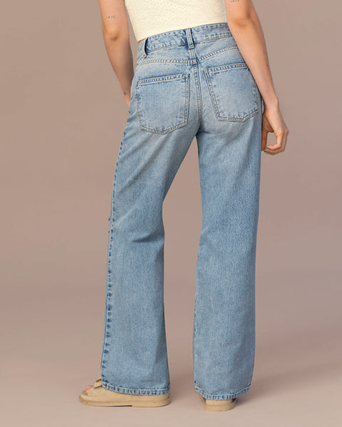 Jean con bota ancha y abertura en rodilla#color_141-indigo
