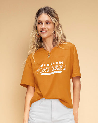 Camiseta manga corta silueta amplia con estampado localizado#color_847-mostaza