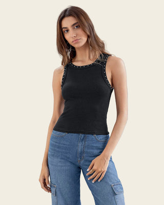 Camiseta manga sisa con taches en cuello y sisa#color_700-negro