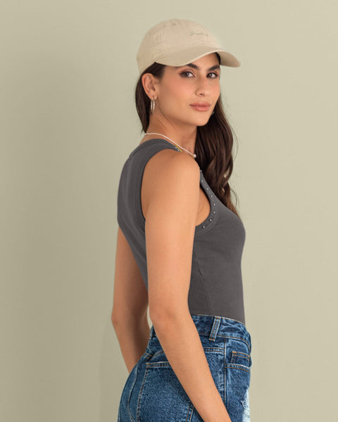 Camiseta manga sisa con taches en cuello y sisa#color_706-gris