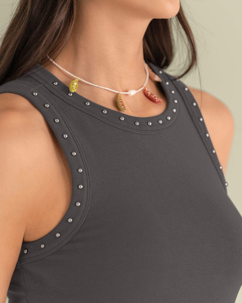 Camiseta manga sisa con taches en cuello y sisa#color_706-gris