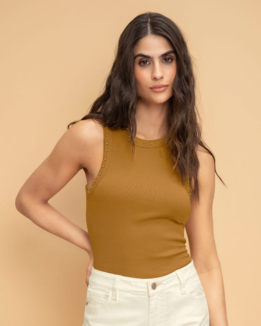 Camiseta manga sisa con taches en cuello y sisa#color_847-mostaza