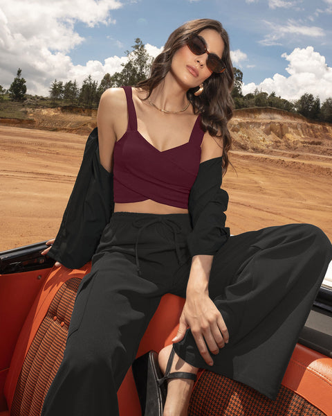 Blusa crop top con escote cruzado#color_349-vino