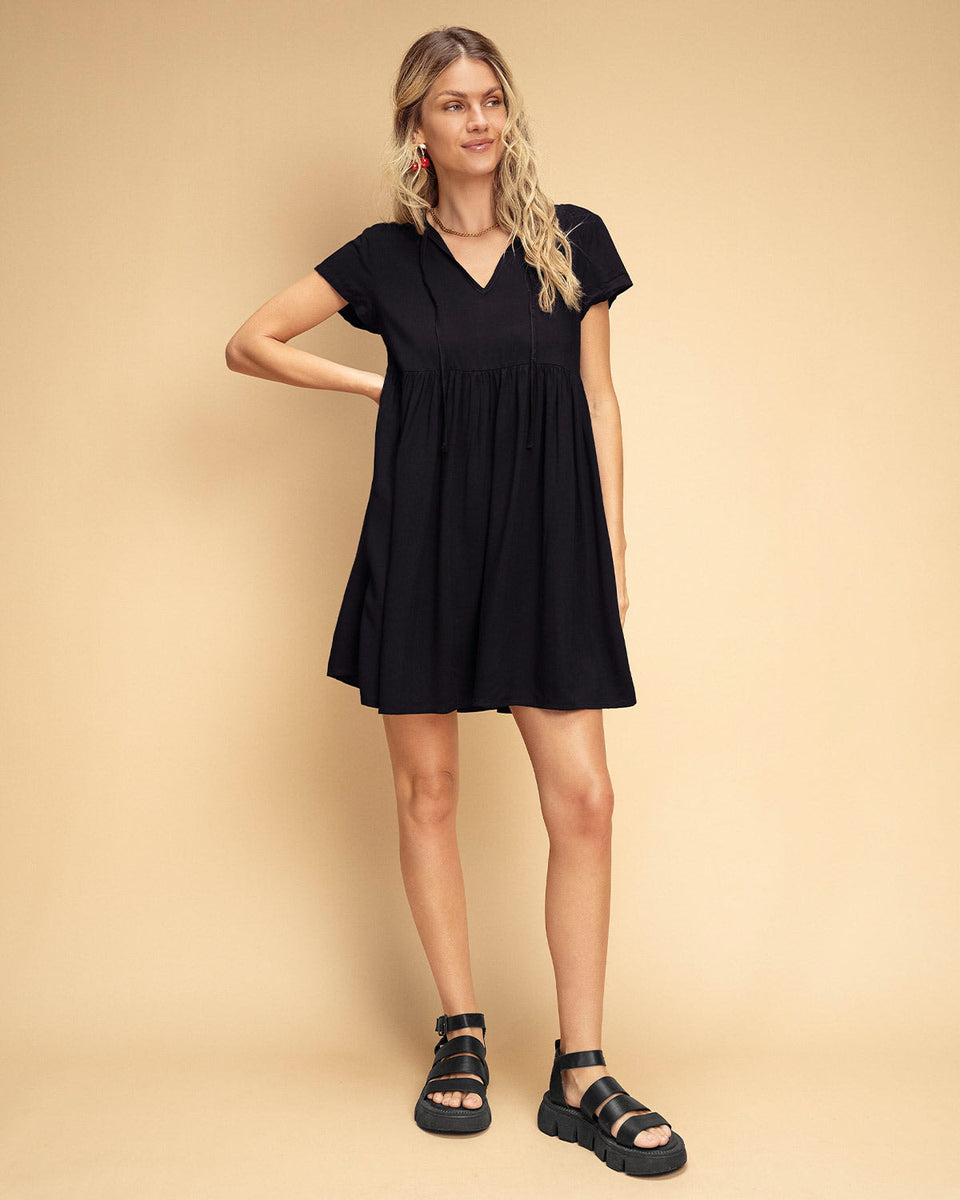 Vestido corto de escote en V y tiras decorativas en frente