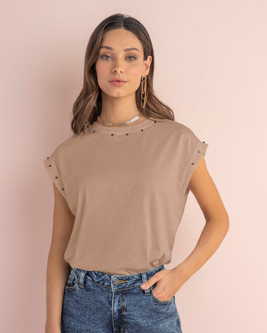 Camiseta con taches en cuello y mangas#color_084-arena
