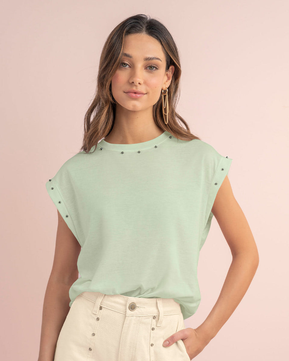 Camiseta con taches en cuello y mangas