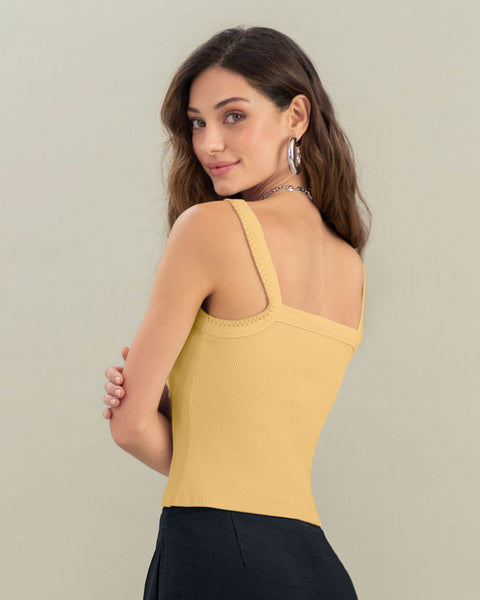 Camiseta de tiritas con detalle tejido en frente#color_019-amarillo-pastel