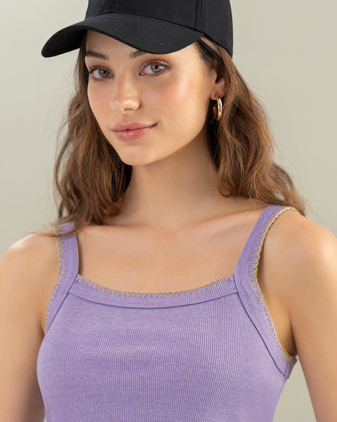Camiseta de tiritas con detalle tejido en frente#color_422-lila