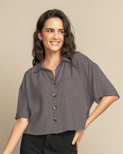 Camisa manga corta con botones funcionales y bolsillo en frente#color_706-gris