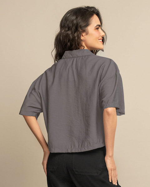 Camisa manga corta con botones funcionales y bolsillo en frente#color_706-gris