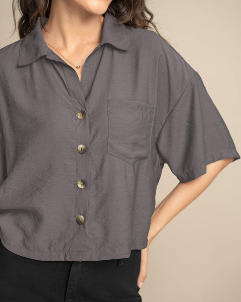 Camisa manga corta con botones funcionales y bolsillo en frente#color_706-gris