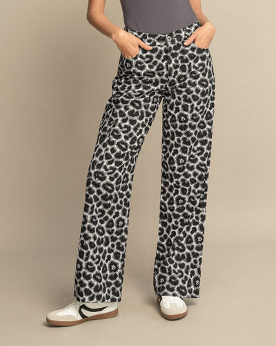 Pantalón estampado bota recta con bolsillos tipo cargo#color_723-estampado-leopardo-gris