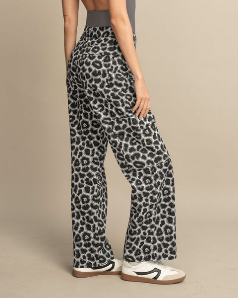 Pantalón estampado bota recta con bolsillos tipo cargo#color_723-estampado-leopardo-gris