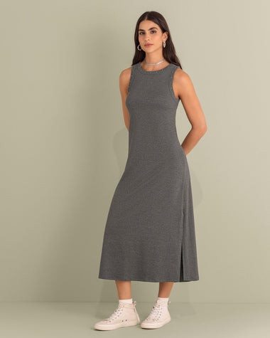 Vestido largo con detalle de taches en cuello y sisa#color_071-gris