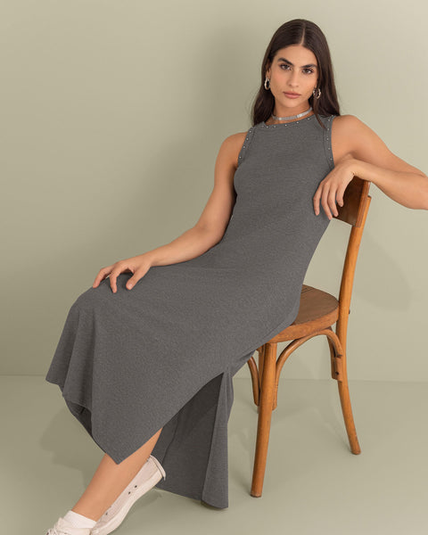 Vestido largo con detalle de taches en cuello y sisa#color_071-gris
