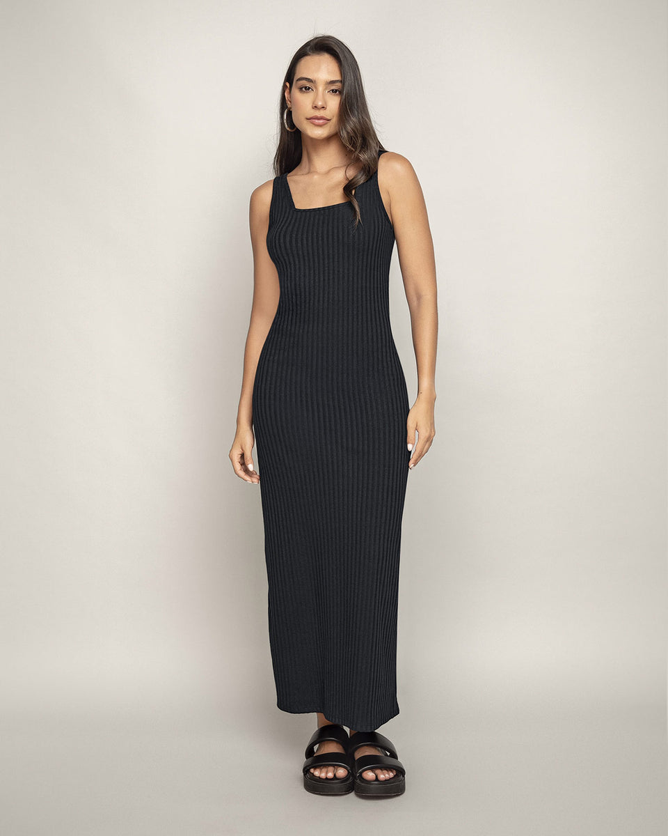 Vestido largo con escote en V por un lado y cuadrado por el otro