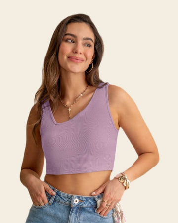 Crop top acanalado con escote asimétrico#color_422-lila