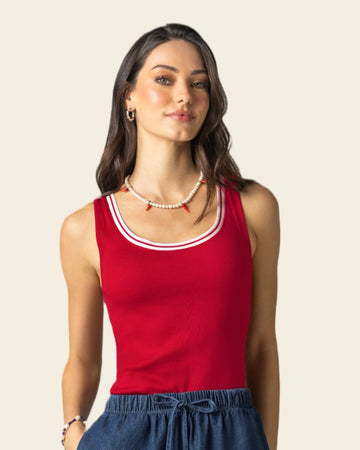 Camiseta ajustada con detalles en contraste#color_c35-rojo-oscuro