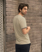 Camiseta manga corta con puños tejidos#color_606-arena-claro