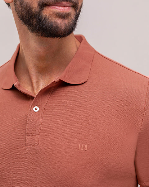 Camiseta tipo polo con bordado en frente#color_211-salmon