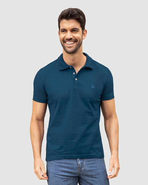 Camiseta tipo polo con bordado en frente#color_457-azul-medio