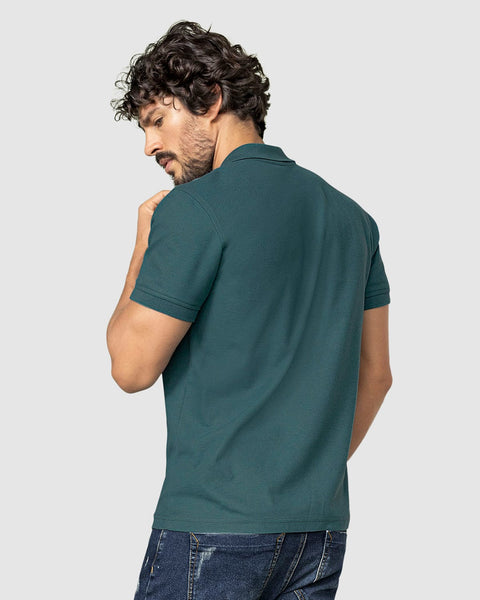 Camiseta tipo polo con bordado en frente#color_604-verde-medio