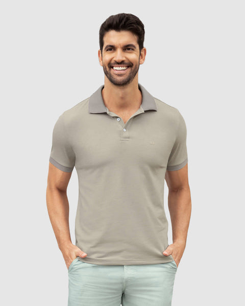 Camiseta tipo polo con bordado en frente#color_807-cafe-claro