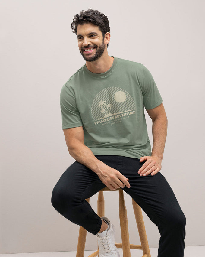 Camiseta manga corta con estampado localizado y cuello redondo#color_198-verde-oliva