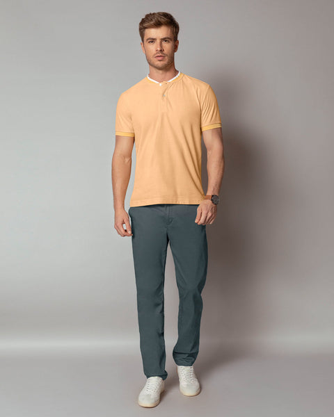 Camiseta con cuello henley y botones funcionales#color_019-amarillo-pastel