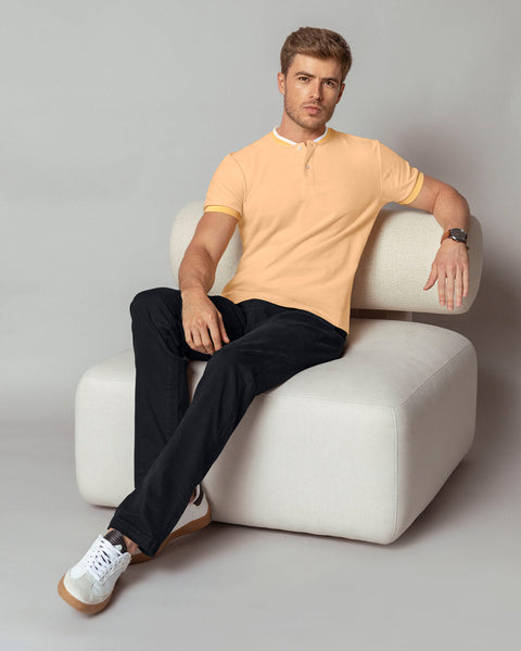 Camiseta con cuello henley y botones funcionales#color_019-amarillo-pastel