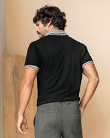 Camiseta tipo polo con cuello y puños tejidos con botones funcionales#color_700-negro