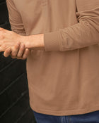 Camiseta manga larga con botones funcionales y cuello tejido