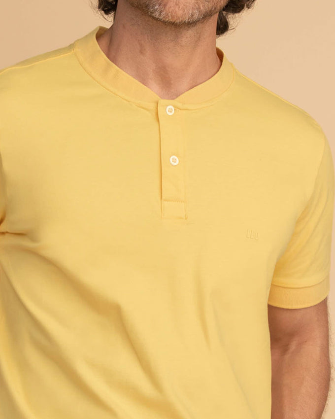 Camiseta con cuello y puños tejidos en contraste#color_019-amarillo