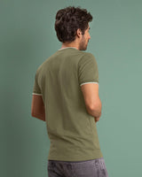 Camiseta con cuello y puños tejidos en contraste#color_660-verde-oscuro