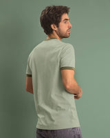 Camiseta con cuello y puños tejidos en contraste#color_696-verde-claro