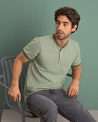 Camiseta con cuello y puños tejidos en contraste