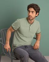 Camiseta con cuello y puños tejidos en contraste#color_696-verde-claro
