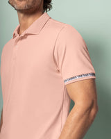 Camiseta tipo polo con elástico decorativo en puños#color_301-rosado-pastel