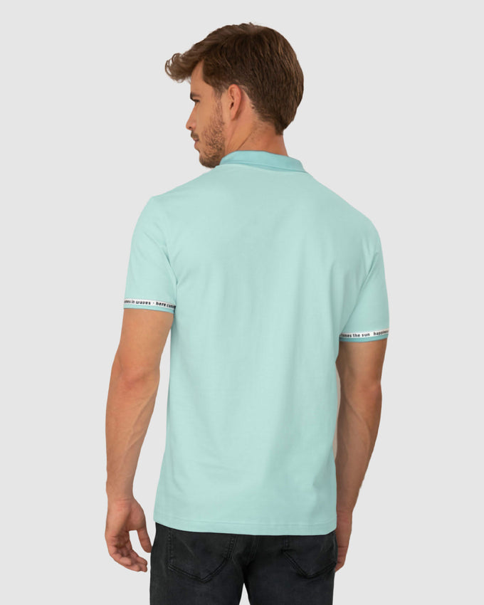 Camiseta tipo polo con elástico decorativo en puños#color_517-azul-aguamarina