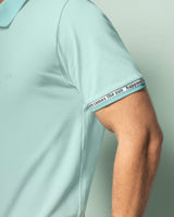 Camiseta tipo polo con elástico decorativo en puños#color_517-azul-aguamarina