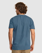 Camiseta manga corta con línea decorativa en cuello