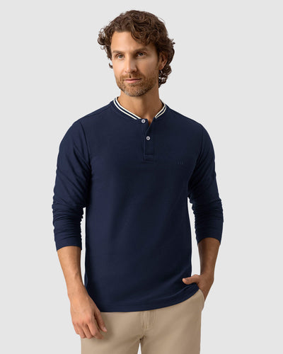 Camiseta manga larga con botones  funcionales  y logo en frente#color_457-azul-oscuro