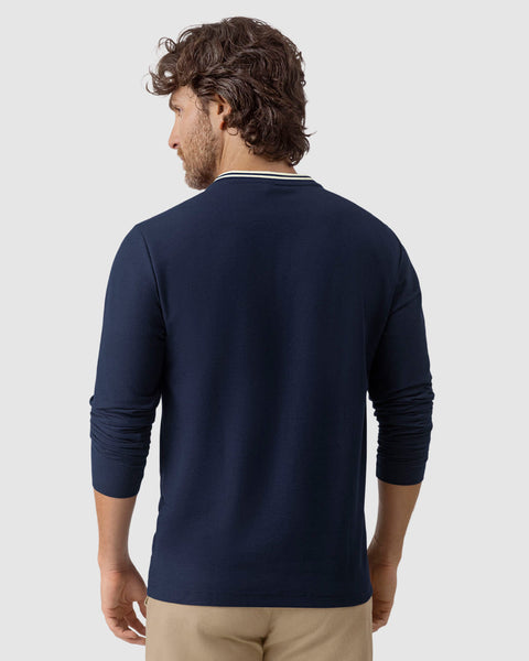 Camiseta manga larga con botones  funcionales  y logo en frente#color_457-azul-oscuro