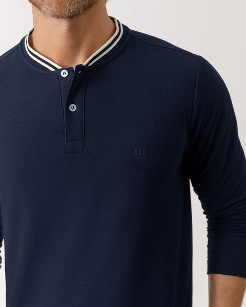 Camiseta manga larga con botones  funcionales  y logo en frente#color_457-azul-oscuro
